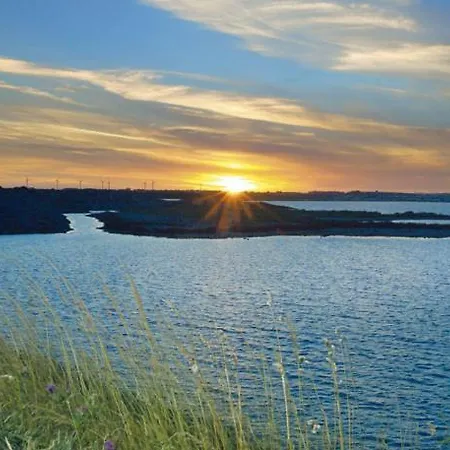 Lakeside Escape Милом